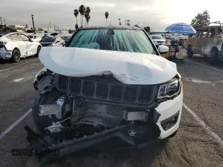 2020 Jeep Compass Altitude with VIN 3C4NJCBBXLT246631, listed as a Copart auction lot 82489344 with 30,116 mi miles and Salvage Title. Bid and sale history available at carsss.com. Image 5.