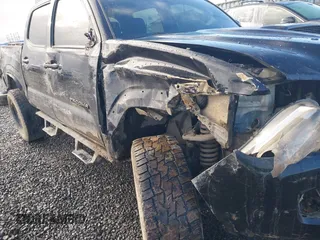 2020 Toyota Tacoma SR5 z VIN 5TFCZ5AN9LX216032, wystawiony jako IAAI lot #41448197 z przebiegiem 128 581 mil mil oraz . Historia ofert i sprzedaży dostępna na DreamBid. Obrazek 6.