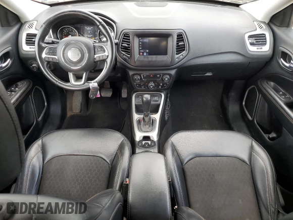 2019 Jeep Compass Altitude z VIN 3C4NJCBBXKT652245, wystawiony jako Copart lot #54715085 z przebiegiem 137 321 mil mil oraz Szkoda całkowita • Salvage title. Historia ofert i sprzedaży dostępna na DreamBid. Obrazek 8.