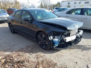 2024 Hyundai Sonata N Line z VIN KMHL54JC7RA350467, wystawiony jako IAAI lot #41264196 z przebiegiem 11 683 mil mil oraz . Historia ofert i sprzedaży dostępna na DreamBid. Obrazek 1.