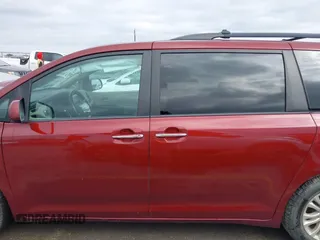 2015 Toyota Sienna XLE with VIN 5TDYK3DC0FS565597, listed as a IAAI auction lot 42062160 with 181,543 mi miles. Bid and sale history available at carsss.com. Image 15.