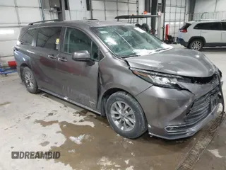 2021 Toyota Sienna XLE with VIN 5TDYSKFC4MS031961, listed as a IAAI auction lot 41601788 with 56,640 mi miles. Bid and sale history available at carsss.com. Image 1.