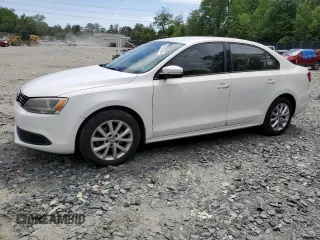 2012 Volkswagen Jetta SE z VIN 3VWDX7AJ7CM077878, wystawiony jako Copart lot #57782295 z przebiegiem 109 308 mil mil oraz Szkoda całkowita • Salvage title. Historia ofert i sprzedaży dostępna na DreamBid. Obrazek 1.