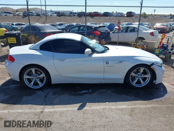 2015 BMW Z4 sDrive28i z VIN WBALL5C53FP557183, wystawiony jako IAAI lot #42145557 z przebiegiem 123 319 mil mil oraz . Historia ofert i sprzedaży dostępna na DreamBid. Obrazek 14.