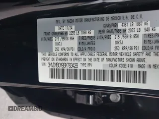 2025 Mazda CX-30 S Carbon Edition z VIN 3MVDMBCM9SM783429, wystawiony jako IAAI lot #42065729 z przebiegiem 4 940 mil mil oraz . Historia ofert i sprzedaży dostępna na DreamBid. Obrazek 9.