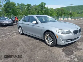 2011 BMW 5 Series 535i xDrive z VIN WBAFU7C53BC874310, wystawiony jako IAAI lot #42286335 z przebiegiem 144 276 mil mil oraz . Historia ofert i sprzedaży dostępna na DreamBid. Obrazek 1.