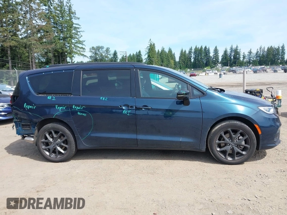 2023 Chrysler Pacifica Limited with VIN 2C4RC3GGXPR555282, listed as a IAAI auction lot 42452848 with 18,373 mi miles and . Bid and sale history available at DreamBid. Image 14.