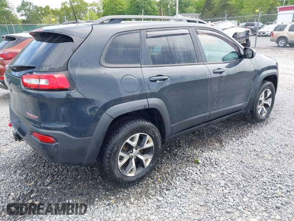 2017 Jeep Cherokee Trailhawk z VIN 1C4PJMBS1HW569093, wystawiony jako IAAI lot #42286940 z przebiegiem 121 876 mil mil oraz . Historia ofert i sprzedaży dostępna na DreamBid. Obrazek 4.