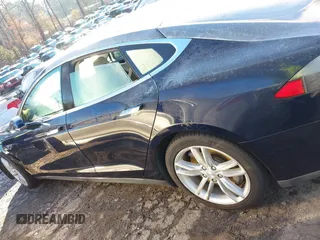 2014 Tesla Model S 60 z VIN 5YJSA1H15EFP48938, wystawiony jako IAAI lot #41574976 z przebiegiem 230 246 mil mil oraz . Historia ofert i sprzedaży dostępna na DreamBid. Obrazek 14.
