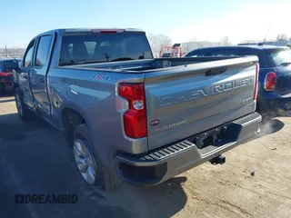 2024 Chevrolet Silverado 1500 Custom z VIN 1GCPDBEK2RZ148510, wystawiony jako IAAI lot #41636015 z przebiegiem 51 798 mil mil oraz . Historia ofert i sprzedaży dostępna na DreamBid. Obrazek 3.