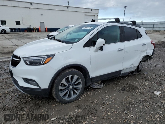 2020 Buick Encore Essence z VIN KL4CJGSB6LB044234, wystawiony jako Copart lot #48580445 z przebiegiem 94 654 mil mil oraz Szkody całkowita. Historia ofert i sprzedaży dostępna na DreamBid. Obrazek 1.
