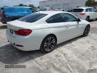 2020 BMW 4 Series 430i z VIN WBA4W3C05LFH08761, wystawiony jako IAAI lot #42485971 z przebiegiem 52 665 mil mil oraz . Historia ofert i sprzedaży dostępna na DreamBid. Obrazek 4.