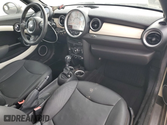 2013 MINI Coupe z VIN WMWSX1C56DT507407, wystawiony jako Copart lot #48176045 z przebiegiem 110 616 mil mil oraz Szkody całkowita. Historia ofert i sprzedaży dostępna na DreamBid. Obrazek 8.