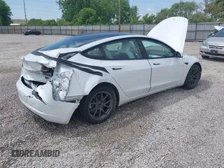 2022 Tesla Model 3 Long Range z VIN 5YJ3E1EB4NF165427, wystawiony jako IAAI lot #42290413 z przebiegiem 73 493 mil mil oraz . Historia ofert i sprzedaży dostępna na DreamBid. Obrazek 4.