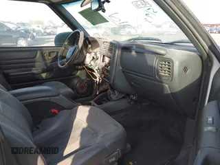 2000 Chevrolet Blazer LT z VIN 1GNDT13W6Y2383741, wystawiony jako IAAI lot #40957201 z przebiegiem 215 604 mil mil oraz . Historia ofert i sprzedaży dostępna na DreamBid. Obrazek 5.