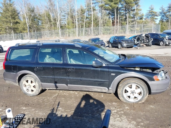 2004 Volvo V70 XC70 with VIN YV1SZ59H441151020, listed as a IAAI auction lot 41761408 with 195,292 mi miles. Bid and sale history available at carsss.com. Image 14.