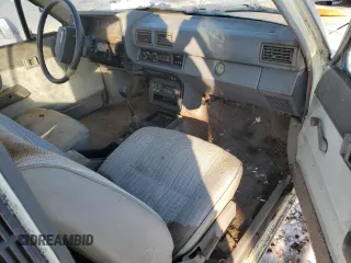 1984 Toyota Pickup z VIN JT4RN56S0E0003177, wystawiony jako Copart lot #48304385 z przebiegiem 117 297 mil mil oraz Szkoda całkowita • Salvage title. Historia ofert i sprzedaży dostępna na DreamBid. Obrazek 8.