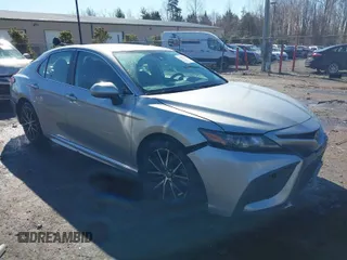 2021 Toyota Camry SE Nightshade with VIN 4T1G11AK5MU411101, listed as a IAAI auction lot 41586722 with 133,212 mi miles. Bid and sale history available at carsss.com. Image 1.