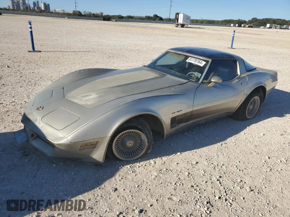 1982 Chevrolet Corvette z VIN 1G1AY0789C5114023, wystawiony jako Copart lot #81770764 z przebiegiem 3726 mil mil oraz Czysty tytuł • Clean title. Historia ofert i sprzedaży dostępna na DreamBid. Obrazek 1.