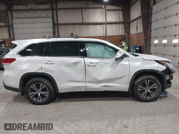 2018 Toyota Highlander LE z VIN 5TDZZRFH5JS250363, wystawiony jako IAAI lot #42049313 z przebiegiem 97 243 mil mil oraz . Historia ofert i sprzedaży dostępna na DreamBid. Obrazek 14.
