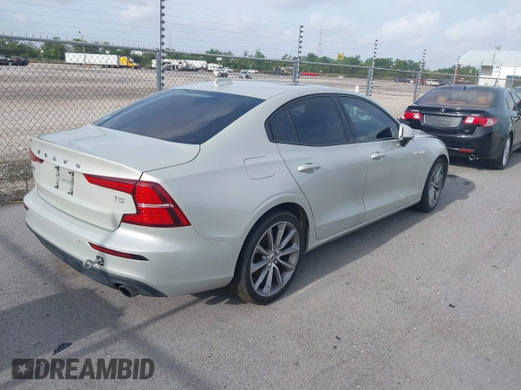 2019 Volvo S60 Momentum with VIN 7JR102FK0KG000679, listed as a IAAI auction lot 39804336 with 89,525 mi miles. Bid and sale history available at carsss.com. Image 4.