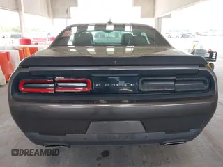 2018 Dodge Challenger SXT z VIN 2C3CDZAG5JH339596, wystawiony jako IAAI lot #42343718 z przebiegiem 62 113 mil mil oraz . Historia ofert i sprzedaży dostępna na DreamBid. Obrazek 17.