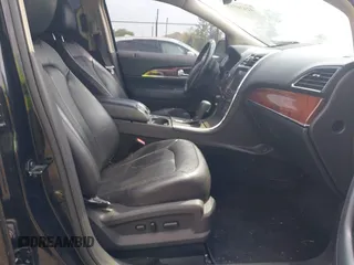 2012 Lincoln MKX z VIN 2LMDJ8JK8CBL17752, wystawiony jako IAAI lot #42430515 z przebiegiem 220 452 mil mil oraz . Historia ofert i sprzedaży dostępna na DreamBid. Obrazek 5.