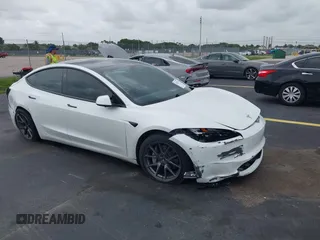 2024 Tesla Model 3 z VIN 5YJ3E1EA5RF725209, wystawiony jako IAAI lot #42428445 z przebiegiem 62 918 mil mil oraz . Historia ofert i sprzedaży dostępna na DreamBid. Obrazek 1.