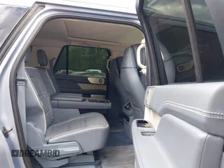 2021 Lincoln Navigator Black Label z VIN 5LMJJ3TT9MEL04485, wystawiony jako IAAI lot #42076087 z przebiegiem 69 704 mil mil oraz . Historia ofert i sprzedaży dostępna na DreamBid. Obrazek 8.
