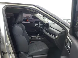 2025 Mitsubishi Outlander SEL z VIN JA4J3VA81SZ015726, wystawiony jako IAAI lot #42392744 z przebiegiem 4004 mil mil oraz . Historia ofert i sprzedaży dostępna na DreamBid. Obrazek 5.