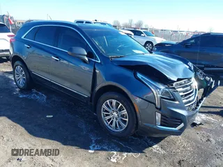 2019 Cadillac XT5 Luxury FWD z VIN 1GYKNCRS3KZ267903, wystawiony jako IAAI lot #41662027 z przebiegiem 84 953 mil mil oraz . Historia ofert i sprzedaży dostępna na DreamBid. Obrazek 1.