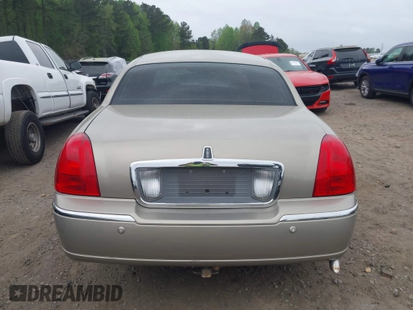 2003 Lincoln Town Car Signature z VIN 1LNHM82W73Y645995, wystawiony jako IAAI lot #41958634 z przebiegiem 172 960 mil mil oraz . Historia ofert i sprzedaży dostępna na DreamBid. Obrazek 16.