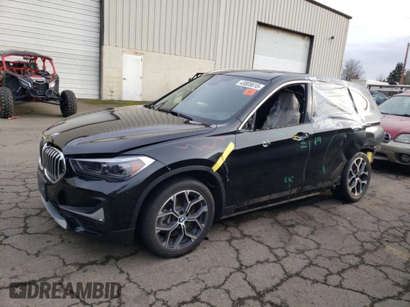 2020 BMW X1 xDrive28i z VIN WBXJG9C02L5P82408, wystawiony jako Copart lot #43805615 z przebiegiem 23 111 mil mil oraz Szkoda całkowita • Salvage title. Historia ofert i sprzedaży dostępna na DreamBid. Obrazek 1.
