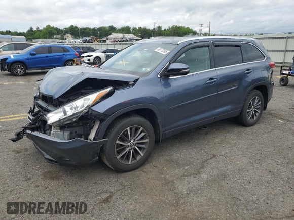 2018 Toyota Highlander SE z VIN 5TDJZRFH4JS862146, wystawiony jako Copart lot #58773395 z przebiegiem 64 210 mil mil oraz Szkoda całkowita • Salvage title. Historia ofert i sprzedaży dostępna na DreamBid. Obrazek 1.