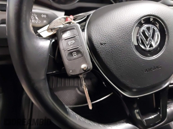 2019 Volkswagen Passat Wolfsburg Edition z VIN 1VWLA7A36KC004077, wystawiony jako IAAI lot #42164379 z przebiegiem 50 498 mil mil oraz . Historia ofert i sprzedaży dostępna na DreamBid. Obrazek 11.