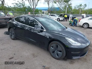 2018 Tesla Model 3 Long Range Battery z VIN 5YJ3E1EA2JF156808, wystawiony jako IAAI lot #42160829 z przebiegiem 106 258 mil mil oraz . Historia ofert i sprzedaży dostępna na DreamBid. Obrazek 1.