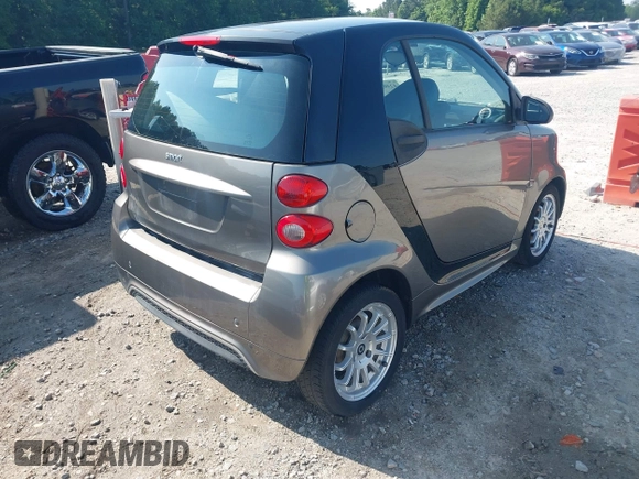 2013 Smart fortwo Pure z VIN WMEEJ3BA2DK697614, wystawiony jako IAAI lot #42405542 z przebiegiem 192 027 mil mil oraz . Historia ofert i sprzedaży dostępna na DreamBid. Obrazek 4.
