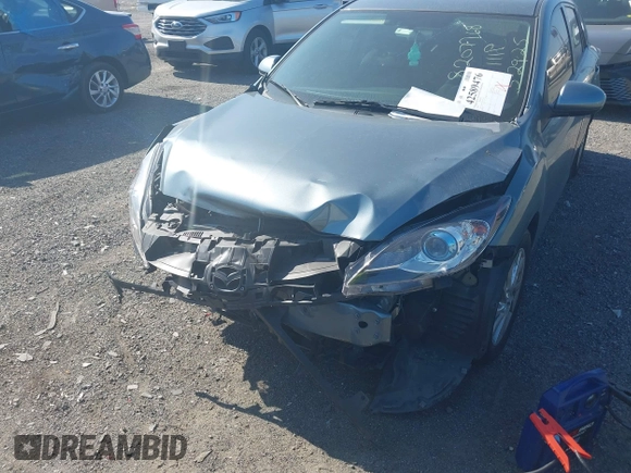2012 Mazda 3 i Grand Touring z VIN JM1BL1M86C1635552, wystawiony jako IAAI lot #42589476 z przebiegiem 73 731 mil mil oraz . Historia ofert i sprzedaży dostępna na DreamBid. Obrazek 6.