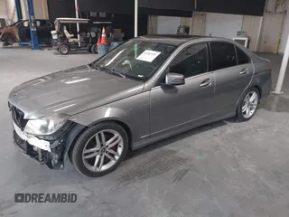 2012 Mercedes-Benz C 300 Sport z VIN WDDGF8BB2CR226900, wystawiony jako IAAI lot #42281921 z przebiegiem 186 173 mil mil oraz . Historia ofert i sprzedaży dostępna na DreamBid. Obrazek 2.