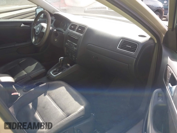 2014 Volkswagen Jetta SE z VIN 3VWD17AJ8EM285174, wystawiony jako IAAI lot #42359764 z przebiegiem 122 296 mil mil oraz . Historia ofert i sprzedaży dostępna na DreamBid. Obrazek 5.
