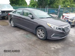 2017 Hyundai Sonata SE z VIN 5NPE24AF2HH470281, wystawiony jako IAAI lot #42538532 z przebiegiem 104 674 mil mil oraz . Historia ofert i sprzedaży dostępna na DreamBid. Obrazek 1.