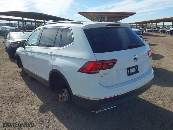 2020 Volkswagen Tiguan SE with VIN 3VV3B7AX0LM039721, listed as a IAAI auction lot 41627081 with 56,405 mi miles. Bid and sale history available at carsss.com. Image 3.