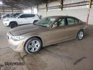 2012 BMW 5 Series 528i z VIN WBAXG5C50CDW85402, wystawiony jako Copart lot #56909125 z przebiegiem Nie podano mil oraz Czysty tytuł • Clean title. Historia ofert i sprzedaży dostępna na DreamBid. Obrazek 1.