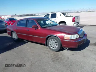 2003 Lincoln Town Car Cartier z VIN 1LNHM83W03Y602811, wystawiony jako IAAI lot #42260038 z przebiegiem 153 903 mil mil oraz . Historia ofert i sprzedaży dostępna na DreamBid. Obrazek 1.