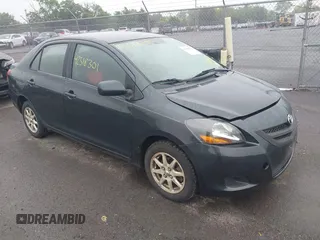 2008 Toyota Yaris z VIN JTDBT923481293516, wystawiony jako IAAI lot #42318301 z przebiegiem 175 784 mil mil oraz . Historia ofert i sprzedaży dostępna na DreamBid. Obrazek 1.