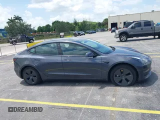 2023 Tesla Model 3 z VIN 5YJ3E1EA3PF435158, wystawiony jako IAAI lot #42356031 z przebiegiem 41 408 mil mil oraz . Historia ofert i sprzedaży dostępna na DreamBid. Obrazek 13.