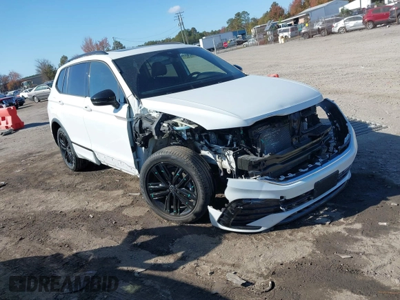 2022 Volkswagen Tiguan SE R-Line Black z VIN 3VVCB7AX8NM131565, wystawiony jako IAAI lot #40769279 z przebiegiem 26 000 mil mil oraz . Historia ofert i sprzedaży dostępna na DreamBid. Obrazek 1.