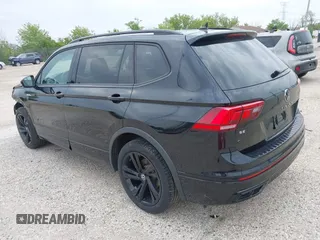 2024 Volkswagen Tiguan SE R-Line Black z VIN 3VV8B7AX2RM019937, wystawiony jako IAAI lot #42462068 z przebiegiem 24 904 mil mil oraz . Historia ofert i sprzedaży dostępna na DreamBid. Obrazek 3.