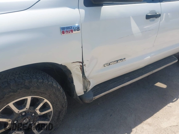2011 Toyota Tundra z VIN 5TFEY5F18BX105276, wystawiony jako IAAI lot #41735082 z przebiegiem 221 992 mil mil oraz . Historia ofert i sprzedaży dostępna na DreamBid. Obrazek 6.