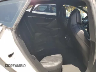 2017 Tesla Model S 100D z VIN 5YJSA1E28HF203141, wystawiony jako Copart lot #56306495 z przebiegiem 101 039 mil mil oraz Szkoda całkowita • Salvage title. Historia ofert i sprzedaży dostępna na DreamBid. Obrazek 10.